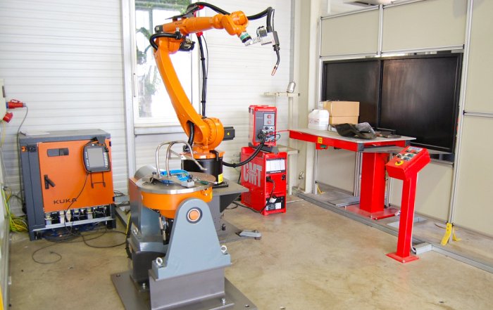 Foto SCHWEISSROBOTERANLAGE KUKA KR16R2010 MIT DREH-KIPPMODUL. UNIVERSELL EINSETZBAR, OPTIMALE ERREICHBARKEIT FÜR KOMPLEXE BAUTEILGEOMETRIEN