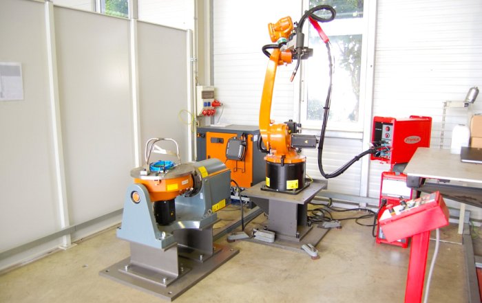 Foto HOCHWERTIGE FRONIUS / DINSE-SCHWEISSAUSRÜSTUNG FÜR STAHL, EDELSTAHL- UND ALUMINIUMANWENDUNGEN. SCHWEISSBEREIT MIT UMFANGREICHER AUSSTATTUNG