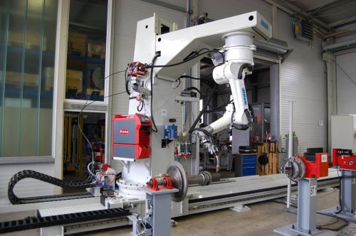 Foto Roboteranlage zum MAG-Hochleistungsschweißen von Baumaschinen-Hydraulikzylinder